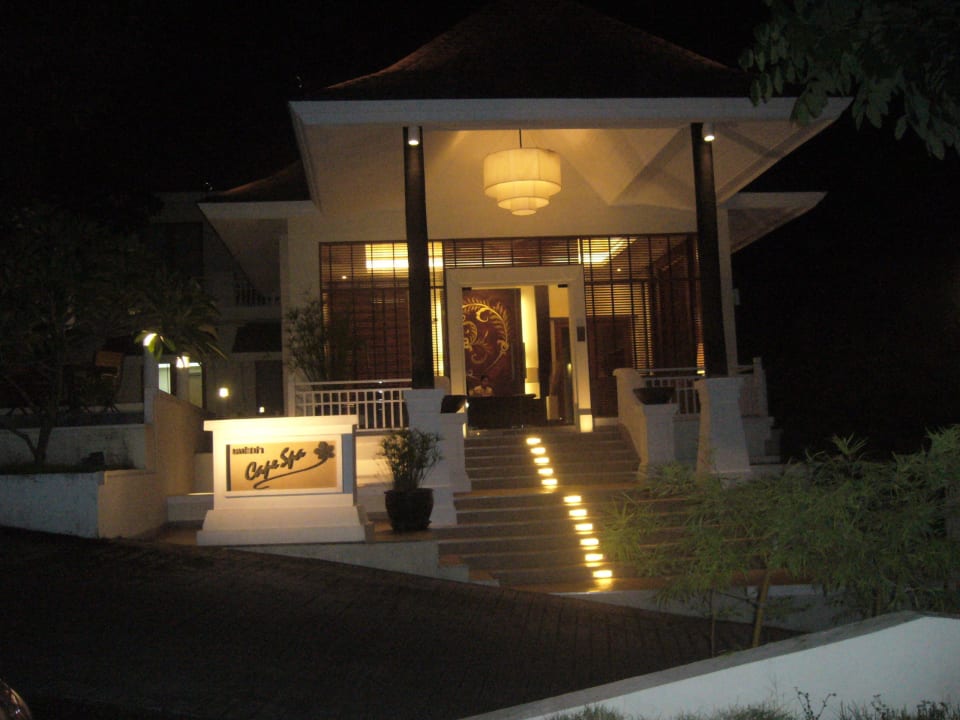 Der Eingang zum Spa Center am Abend Cape Panwa Hotel