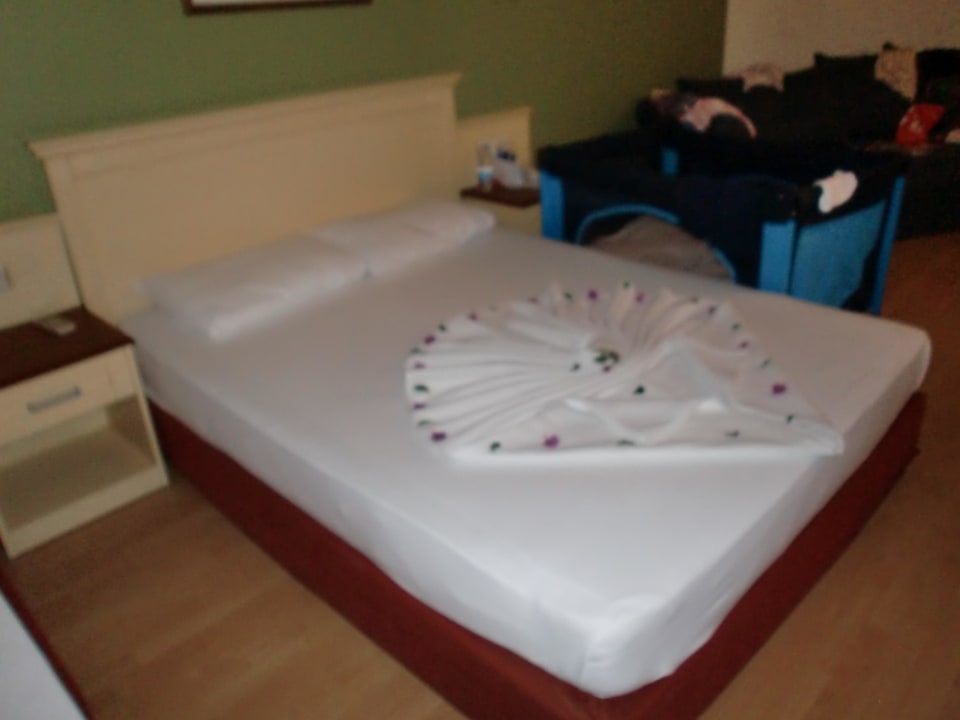 Das Bett wurde schön mit Blumen geschmückt Hane Family Resort