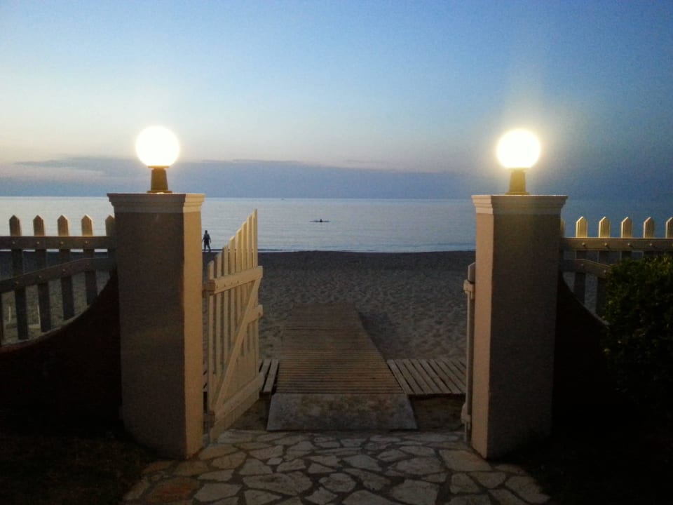 Ausblick am Abend Acharavi Beach Hotel