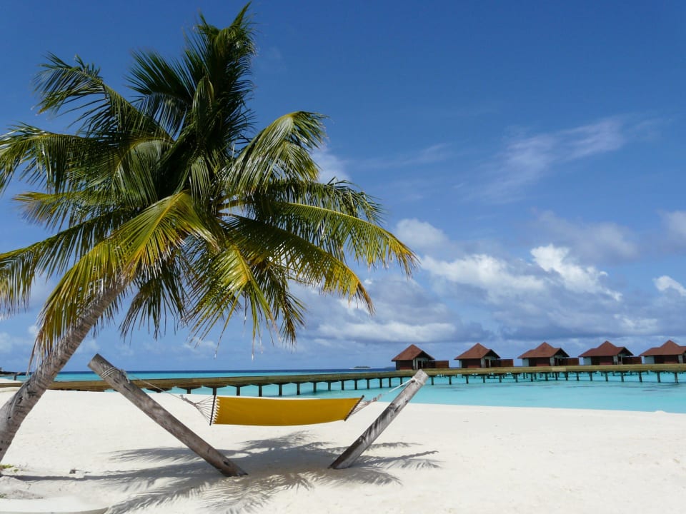 Strand an den Wasserbungis ROBINSON MALDIVES