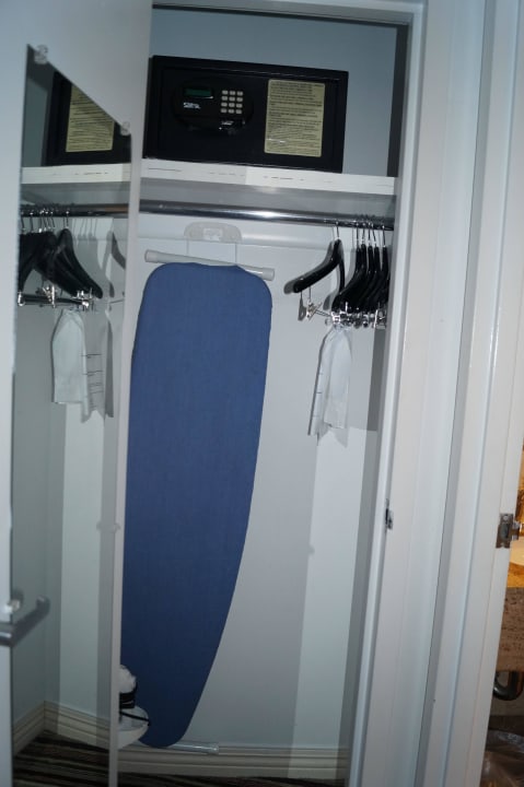 "SAFE + Bügelbrett, sehr kleiner Schrank" The Gallivant Times Square