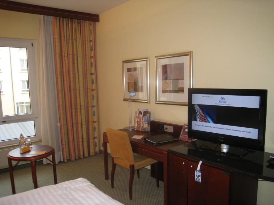 Zimmer mit Schreibtisch und Flat Screen Dorint Hotel Bonn