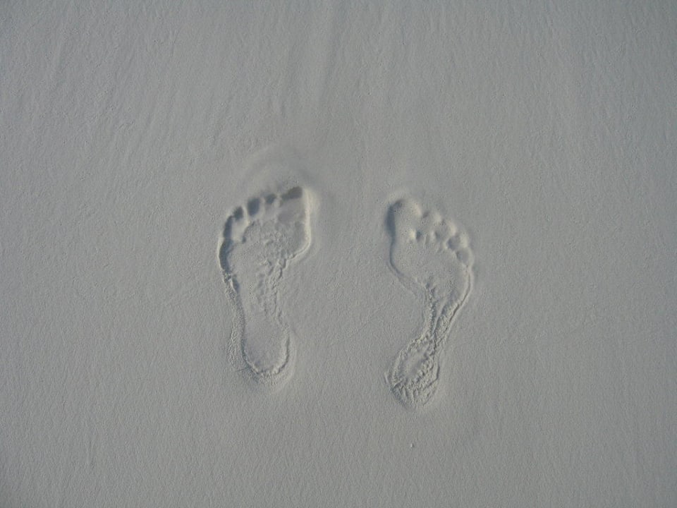 Meine Fußabdrücke im feinen Sand Kuredu Island Resort & Spa