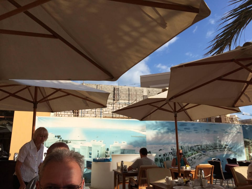 Außenbereich Restaurant direkt an der Baustelle DoubleTree by Hilton Resort & Spa Marjan Island