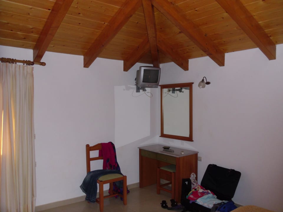 Man beachte den Fernseher Acharavi Beach Hotel