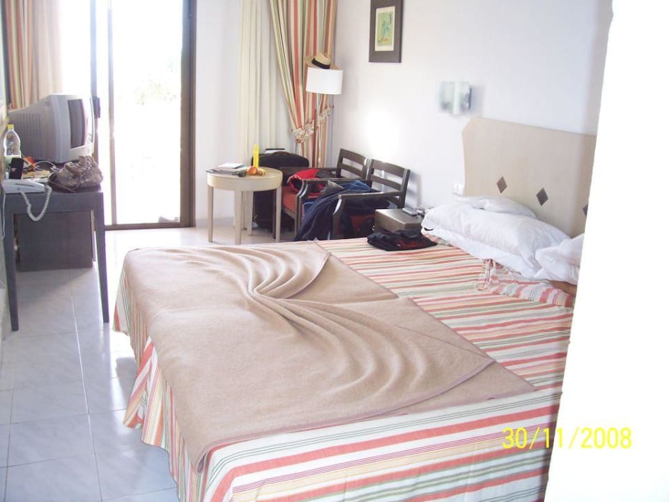 Hotelzimmer mit Ausstieg zum Balkon SBH Hotel Taro Beach