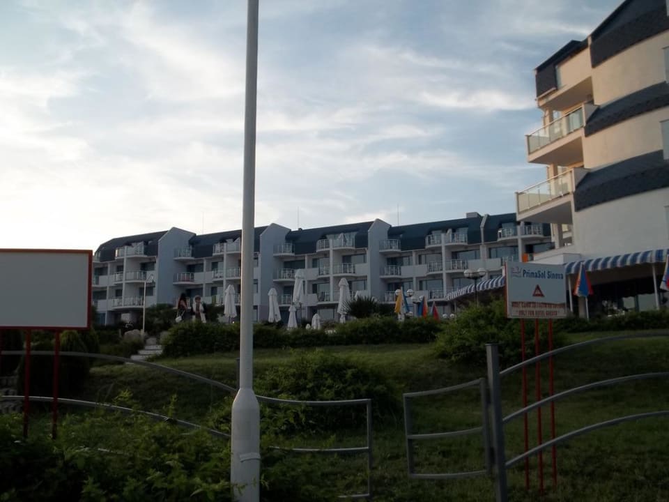Blick vom Strand auf das Hotel Hotel Sineva Beach