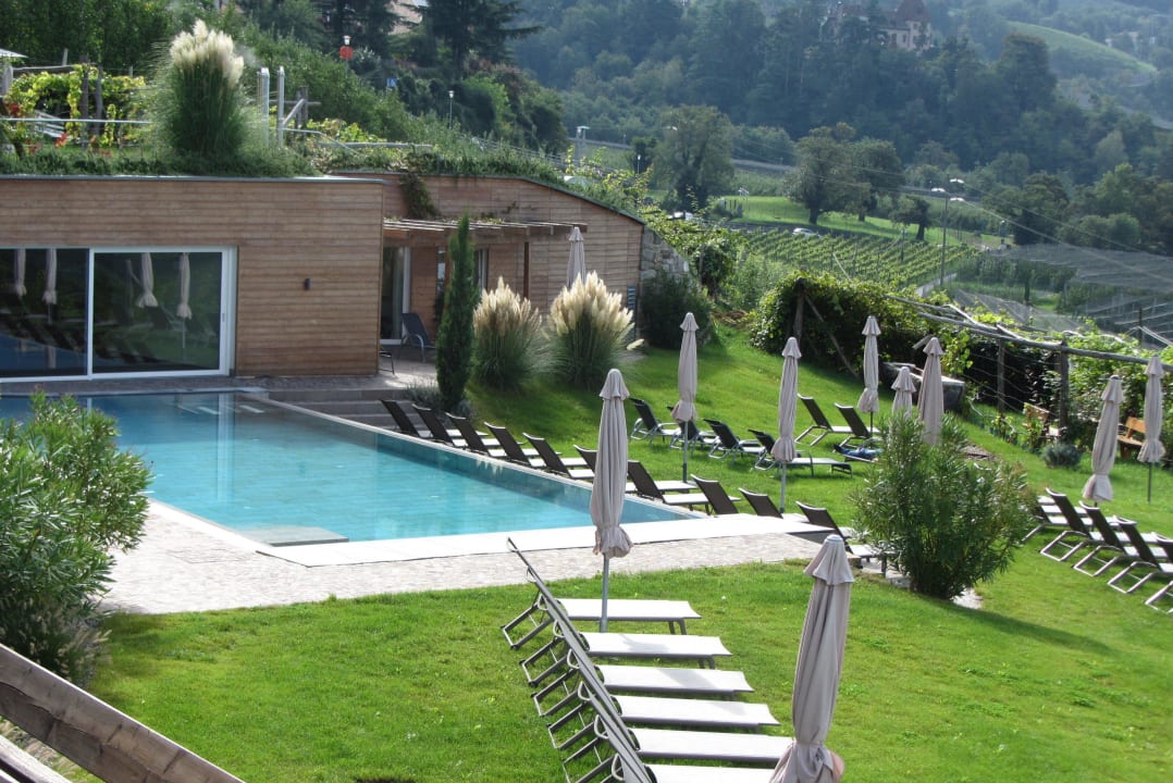 Sehr schöne Außenpoolanlage Schenna Resort