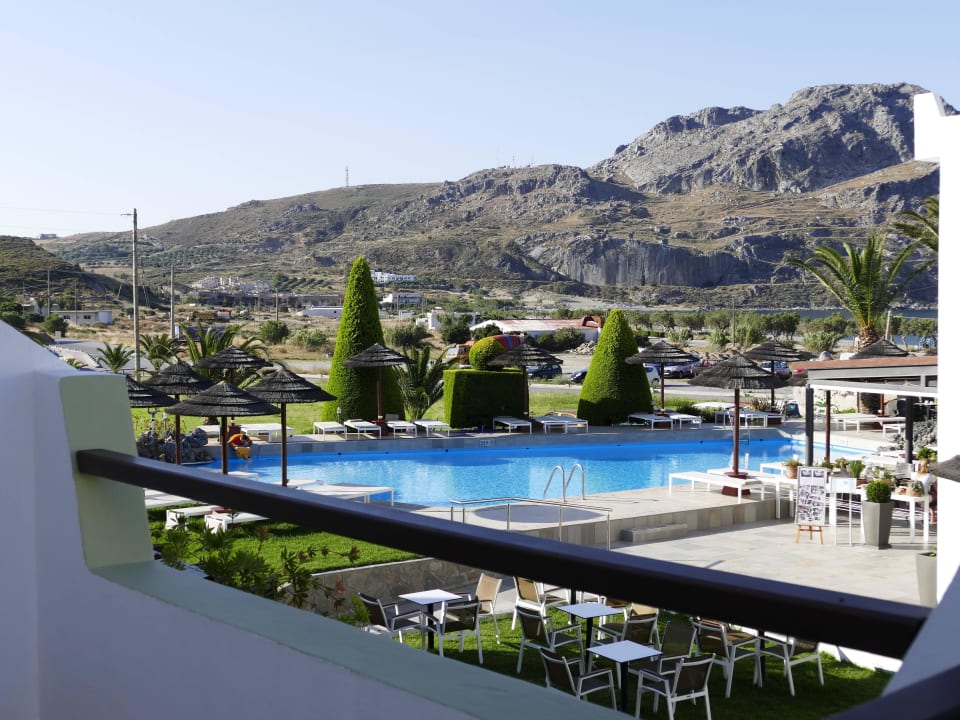 Ausblick von der Schachterrasse auf den Pool Alianthos Garden Hotel