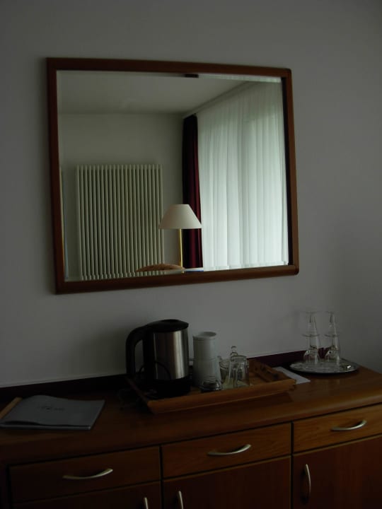 Sidebord mit Zutaten für Kaffe u. Tee Hotel Traube Revital