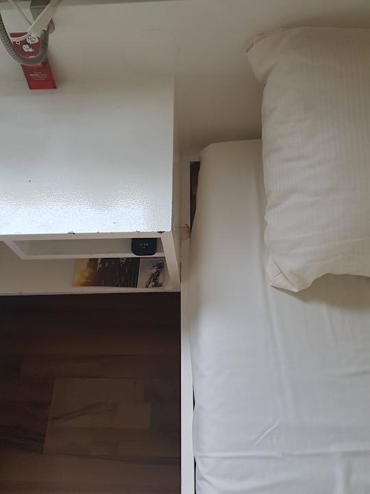 Bettanlage mit Flecken SMARTY Cologne City Center Hotel | Hostel | Boardinghouse