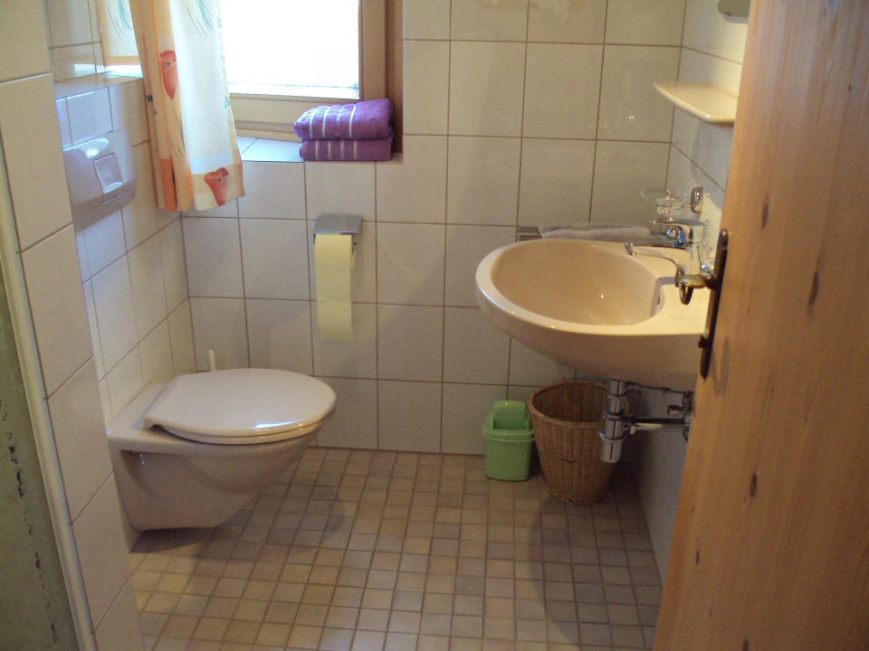 Sanitärbereich Einbettzimmer Haus Fuetsch