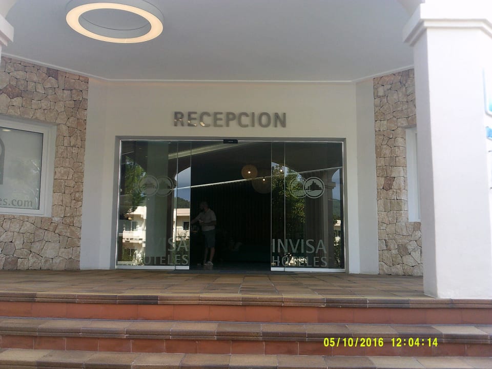 Haupteingang zur Recepcion Invisa Figueral Resort Cala Blanca