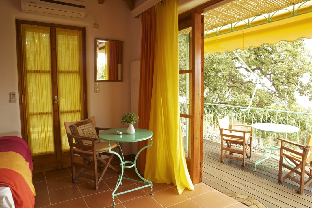 Blick aus dem Bungalow zum Balkon Biohotel Mani Sonnenlink