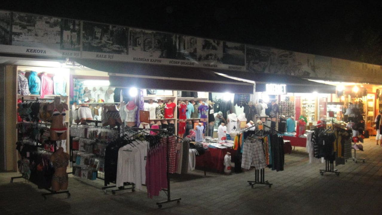 Kleiner Bazar vorm Hotel Hotel Orfeus Park