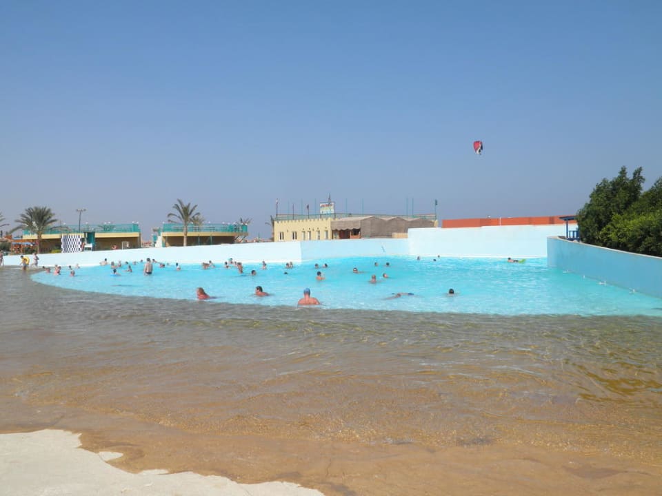Basen ze sztuczna fala Titanic Beach Spa & Aqua Park