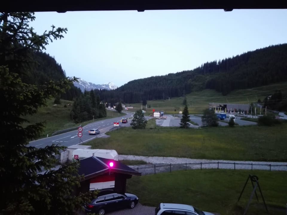 Schöne Aussicht auf die Berge, aber sehr laute Str Berghotel Holzer