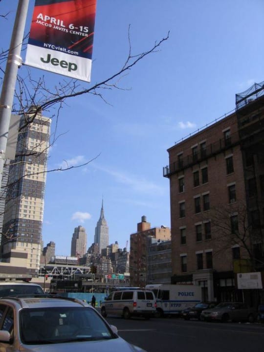 vor dem Eingang Hotel Travel Inn