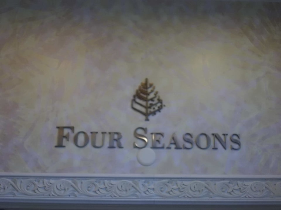 Selbst die Schilder glänzen golden Hotel Four Seasons