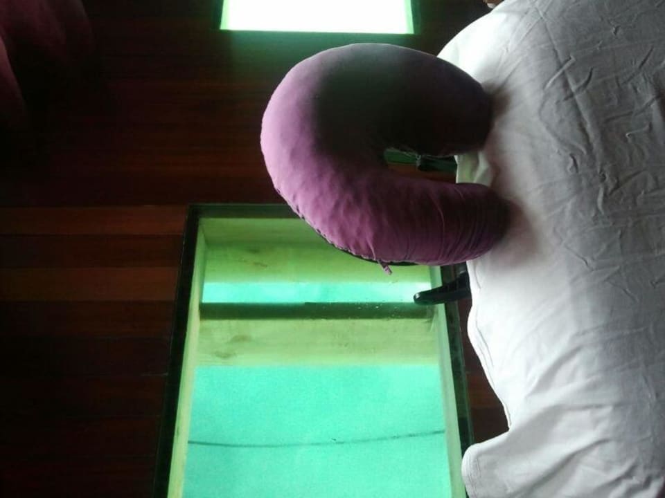 Bei der Massage kann man Fische beobachten Meeru Maldives Resort Island