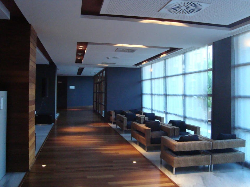 Le couloir menant au spa Precise Resort El Rompido - The Hotel