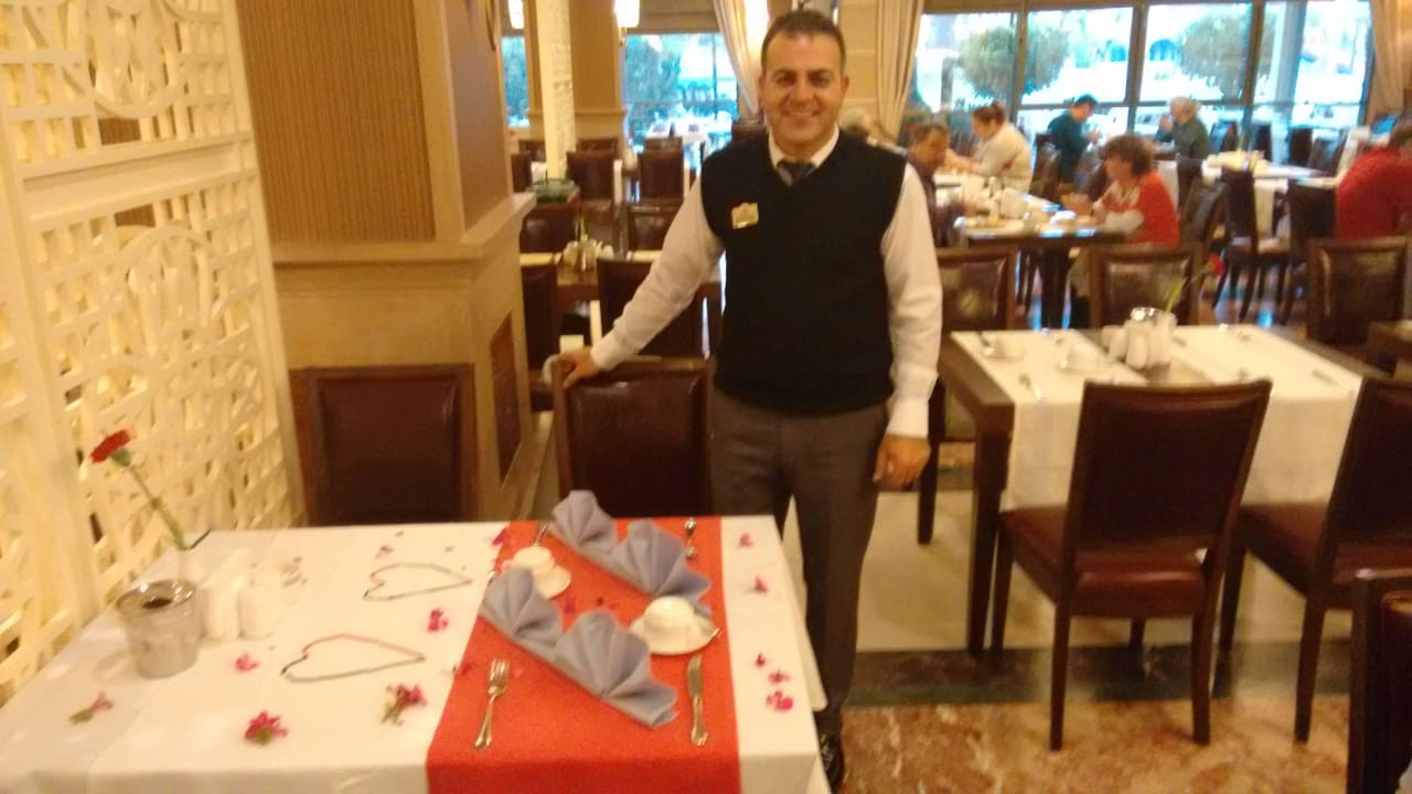 Restaurantchef Fevzi Celik heißt uns willkommen Aydinbey Kings Palace & Spa