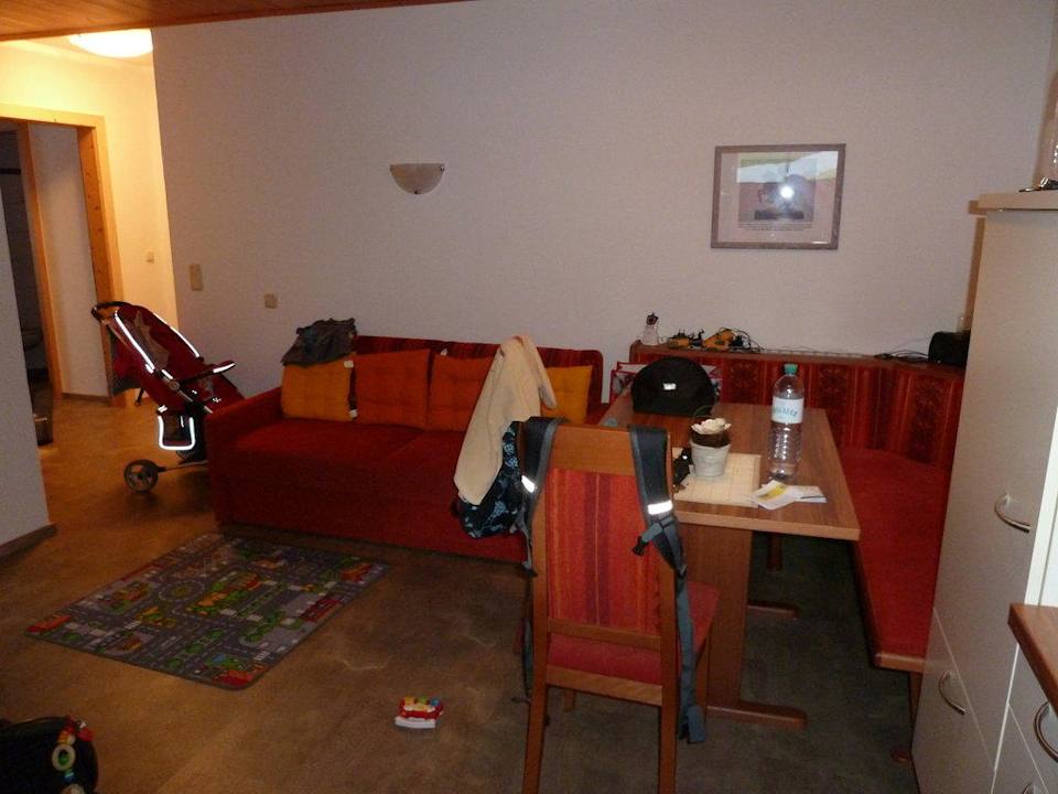 Wohnbereich mit Esstisch und Couch Appartements Am Burgsee