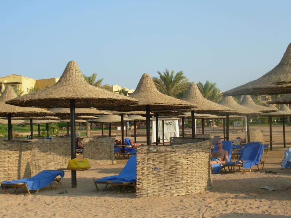 Liegen, Schirme und Windschutz am Hotelstrand  Jaz Dar EL Madina