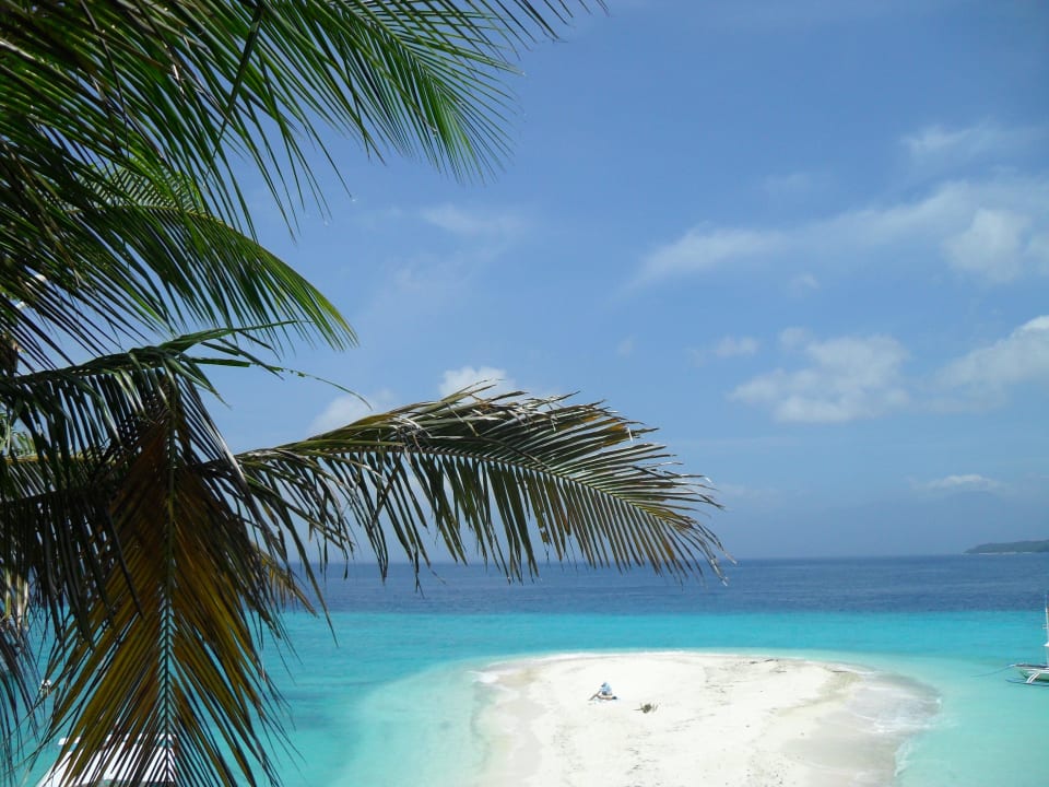 Weißer Strand und türkise Meer Hotel Sumilon Bluewater Island Resort