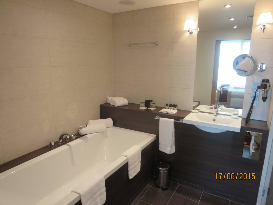Bad mit Badewanne Hotel Mondial am Dom Cologne- MGallery