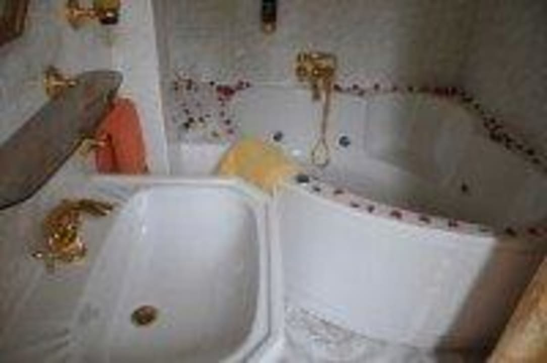 Whirlwanne Luxuszimmer Schloßzimmer Hotel Sonnenberg Schloesschen