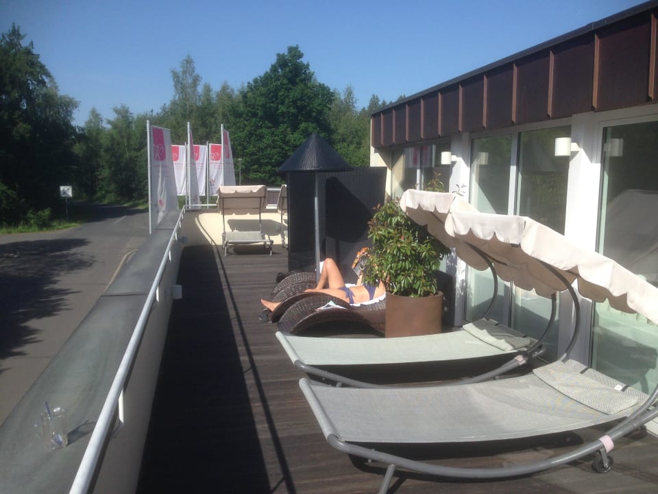 Mehrere Terrassenebenen im Wellnessbereich LIFESTYLE Resort Zum Kurfürsten