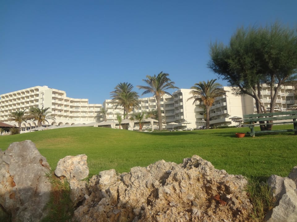 Blick vom Strand zum Hotel Rodos Palladium Leisure & Wellness
