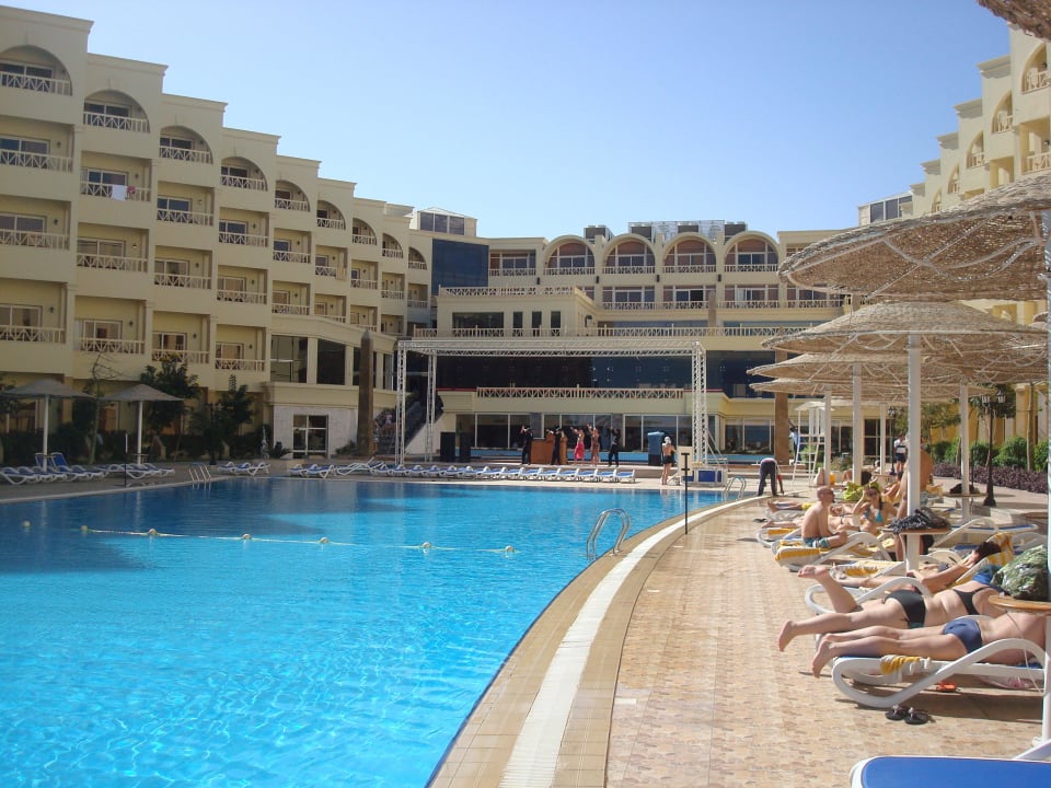 Basen z widokiem na hotel AMC Royal Hotel & SPA