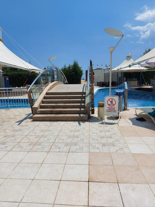 Pool Effect Grand Victoria Hotel