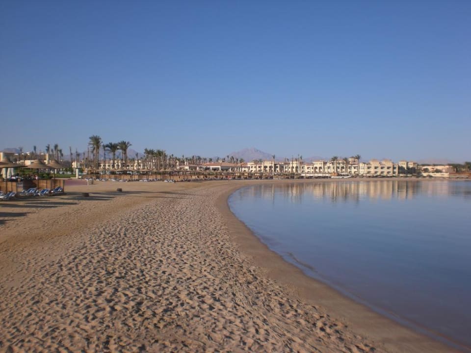 Blick vom Steg am Strand entlang Cleopatra Luxury Resort Makadi Bay