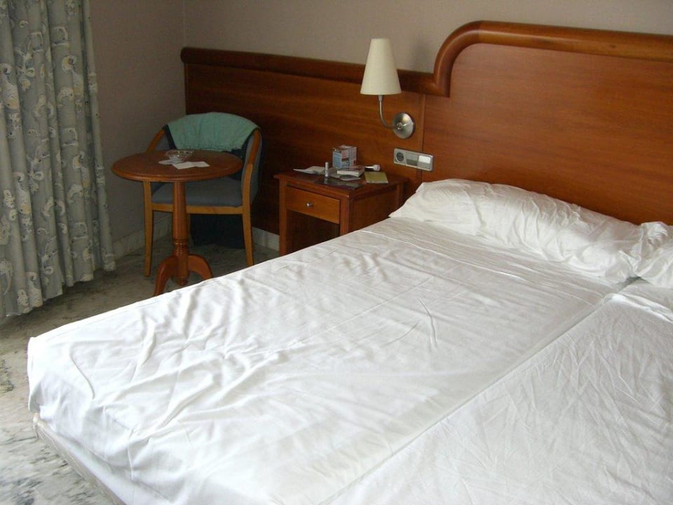 Bett im Doppelzimmer Hotel MS Amaragua