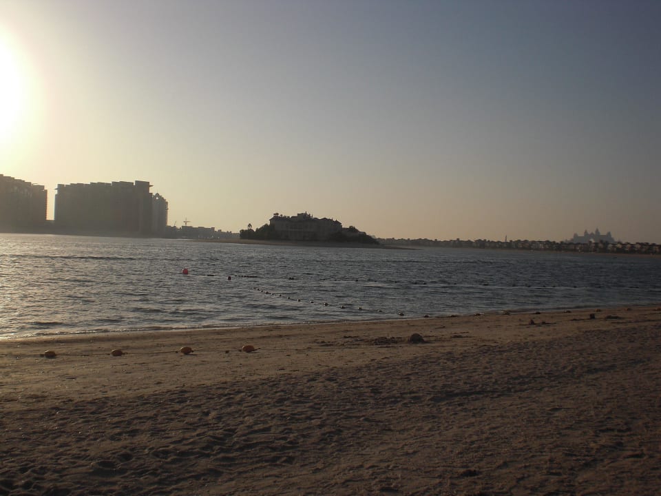 Strand mit Blick auf die bebauten Palmenwedel Rixos The Palm Hotel & Suites
