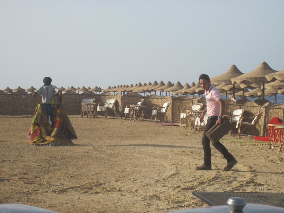 Vorbereitung der Beach Party  Three Corners Happy Life Beach Resort