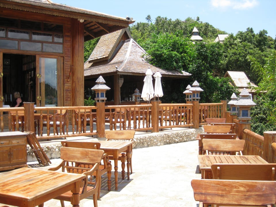 Beim Frühstück kann man schön draußen sitzen Santhiya Koh Phangan Resort & Spa