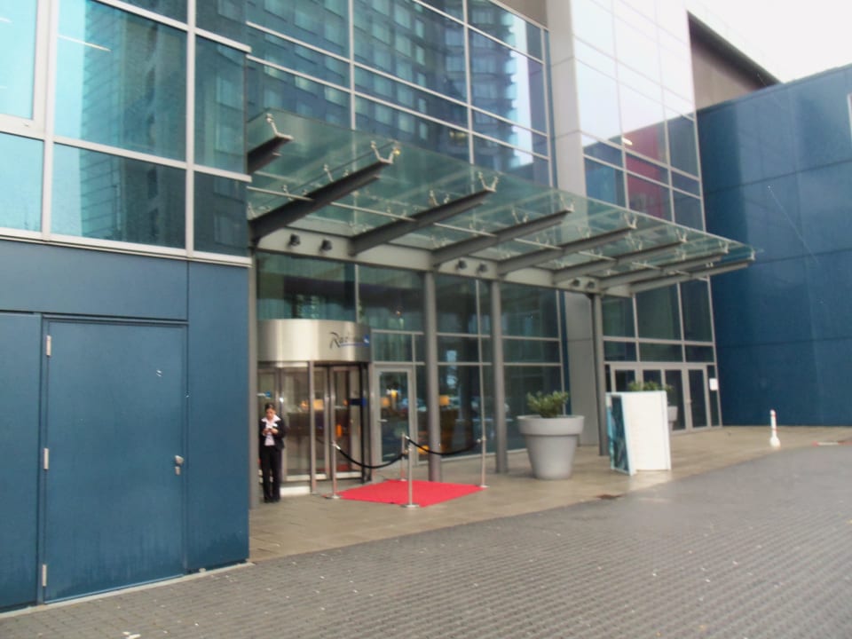 Eingang Radisson Blu Hotel Frankfurt