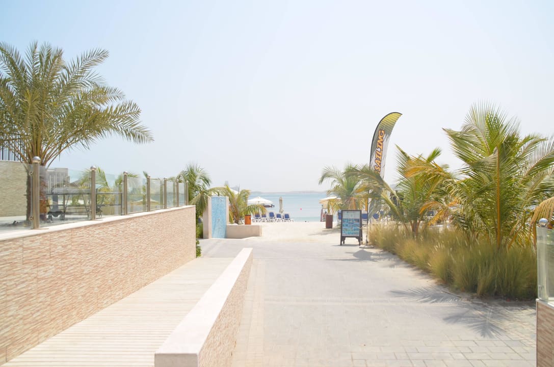 Weg zum Strand DoubleTree by Hilton Resort & Spa Marjan Island