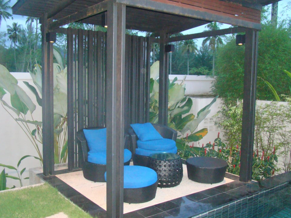 Lounge zum Lesen vor dem Pool Ramada Resort by Wyndham Khao Lak