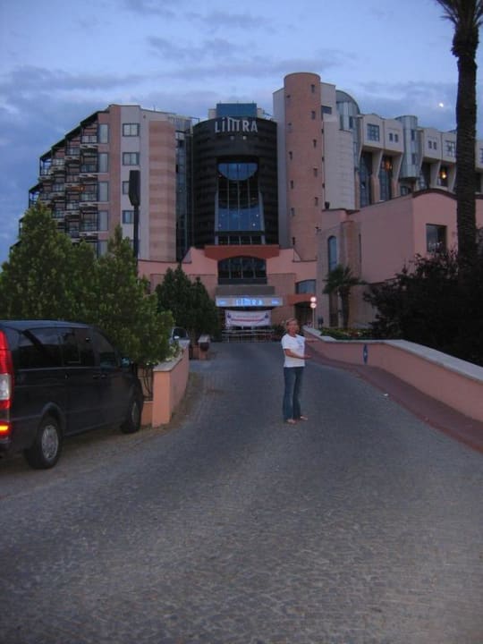 Вход в отель Limak Limra Hotel & Resort