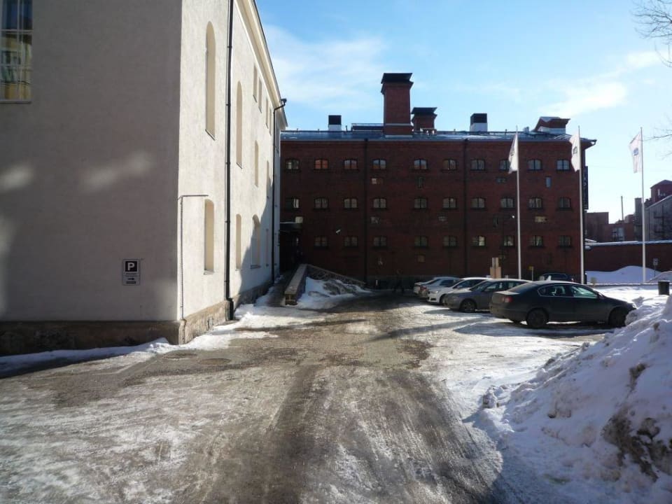 Parkplatz mit Eingang Clarion Collection Hotel Katajanokka