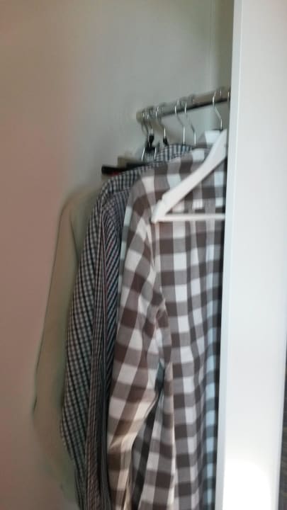 Schrankersatz, etwas wenig Platz... Motel One Rostock