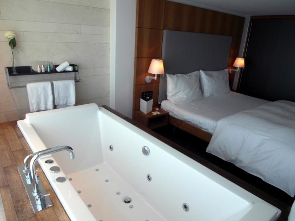 Jacuzzi und Bett Marina Lachen