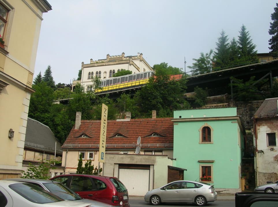 Blick vom hauseigenen Parkplatz auf Standseilbahn Gästehaus Loschwitz