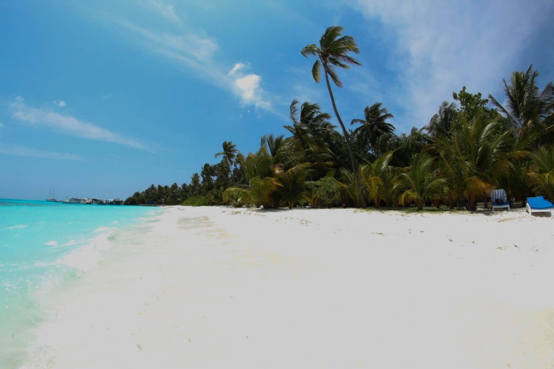 Strand aus der Westseite Meeru Maldives Resort Island