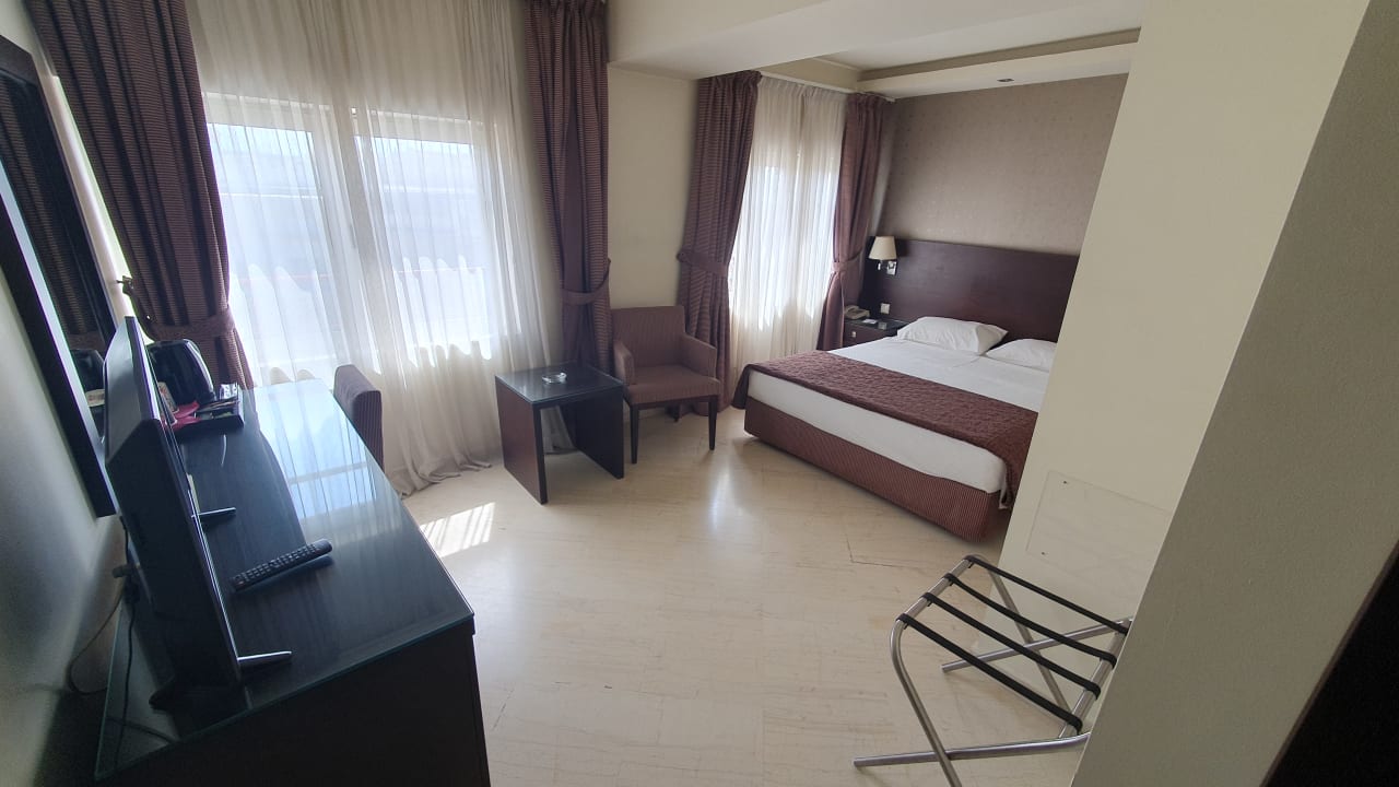 Zimmer Davitel - The Tobacco Hotel